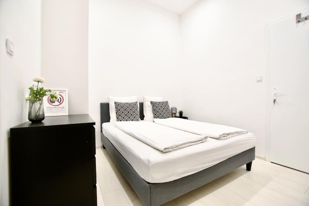 Standard Apartment By Hi5-St. King Mini Studio Budapest Bagian luar foto