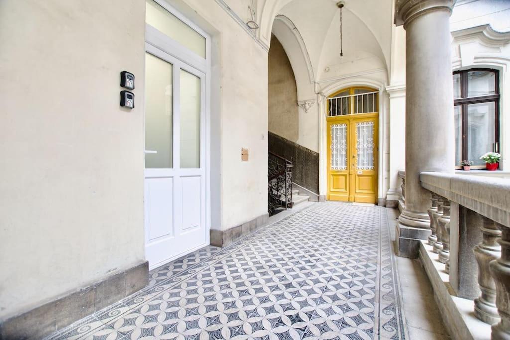 Standard Apartment By Hi5-St. King Mini Studio Budapest Bagian luar foto